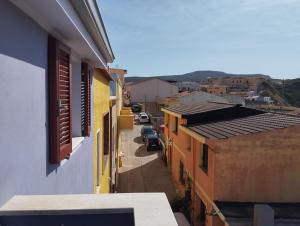 a view of an alley between two buildings at Casa Beta in Castelsardo