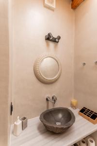 bagno con lavandino e specchio a parete di Honey Bee House a Mykonos Città