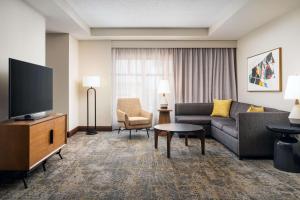 Televisyen dan/atau pusat hiburan di Embassy Suites Lincoln