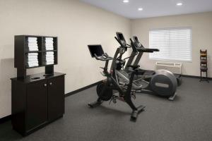 Fitness centrum a/nebo fitness zařízení v ubytování DoubleTree by Hilton North Salem