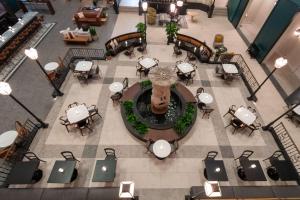 レキシントンにあるDoubleTree Suites by Hilton Lexingtonのテーブルと噴水のあるレストランの上から見渡せます。