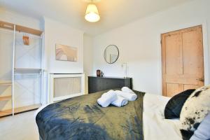 a bedroom with a bed with two towels on it at StayRight 3-Bed Pontcanna House Next to Pontcanna Fields in Cardiff