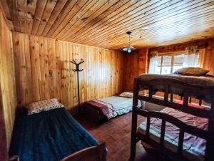 ルハン・デ・クージョにあるCabañasPerdrielの丸太小屋の二段ベッドが2つある寝室
