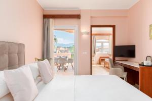 TV a/nebo společenská místnost v ubytování Eliza Hotel by Panel Hospitality + 37 fotografií