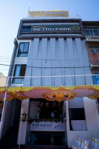 een gebouw met een bord voor een metropark bij Super Collection O Metro Park Opposite Kalasipalya Bus stand in Bangalore