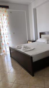 ein großes Bett in einem Zimmer mit in der Unterkunft Panoramic Apartment Amelia in Sarandë