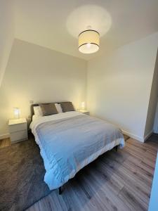 Postel nebo postele na pokoji v ubytování Stunning New Penthouse Apartment + 11 fotografií