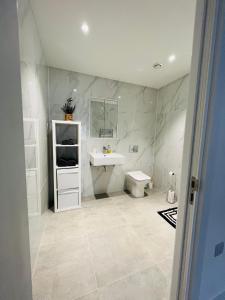 濱海紹森德的住宿－Stunning New Penthouse Apartment，白色的浴室设有水槽和卫生间。