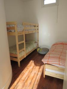 מיטה או מיטות קומותיים בחדר ב-la toulousaine de Clô