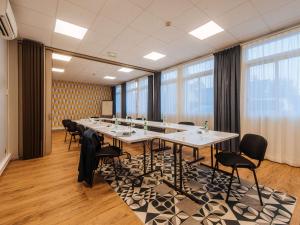 einen Konferenzraum mit einem langen Tisch und Stühlen in der Unterkunft ibis Styles Ancenis Centre in Ancenis