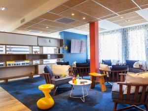 a waiting room with chairs and a table at ibis Styles Thonon-les-Bains in Thonon-les-Bains