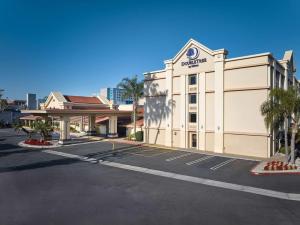 博伟公园Doubletree by Hilton Buena Park的酒店前面的空停车场
