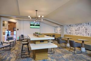 Doubletree by Hilton Buena Park的电视和/或娱乐中心
