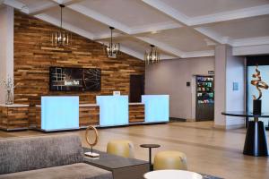 Doubletree by Hilton Buena Park的电视和/或娱乐中心