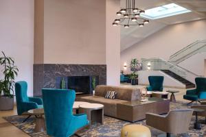 博伟公园Doubletree by Hilton Buena Park的大堂配有沙发、椅子和壁炉