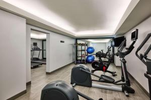 Doubletree by Hilton Buena Park的健身中心和/或健身设施