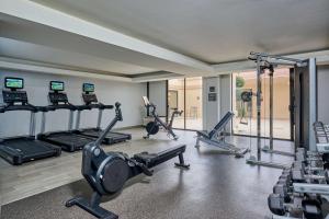 Doubletree by Hilton Buena Park的健身中心和/或健身设施