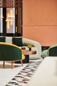 馬拉喀什的住宿－Park Hyatt Marrakech，客厅配有沙发、椅子和桌子