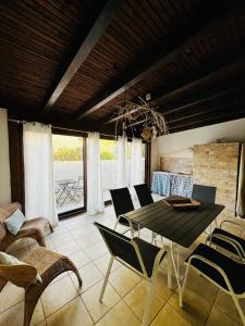 ein Esszimmer mit Tisch und Stühlen in der Unterkunft Sicilia Vacation in San Vito lo Capo