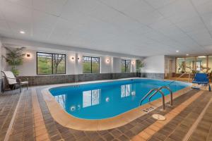 einen Pool in einem Hotelzimmer mit Pool in der Unterkunft Spark By Hilton Winchester in Winchester