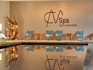 uma sala de spa com cadeiras e uma piscina em Hotel Castel Maintenon em Maintenon