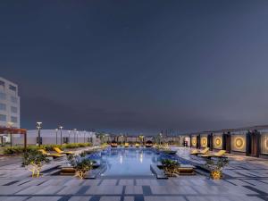 Bazén v ubytování Novotel Jaipur Convention Centre nebo v jeho okolí