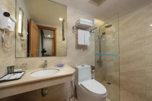 een badkamer met een toilet, een wastafel en een douche bij Phong Nha Jasmine Hostel & Roof Top Bar in Phong Nha
