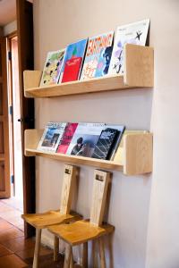 een boekenplank met boeken erop bij Jr-Kiyo Estudios in Oaxaca City