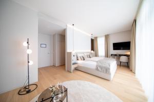 Voodi või voodid majutusasutuse Apollo AchtQuartier Das Hotel am Mondsee toas