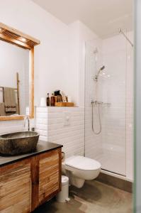 uma casa de banho com um lavatório, um WC e um chuveiro em Eyja Guldsmeden Hotel em Reykjavík