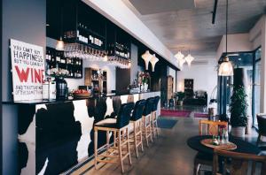 un bar con mucche dipinte sul muro di Eyja Guldsmeden Hotel a Reykjavik