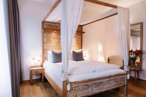 Postel nebo postele na pokoji v ubytování Eyja Guldsmeden Hotel