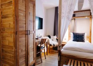 Postel nebo postele na pokoji v ubytování Eyja Guldsmeden Hotel