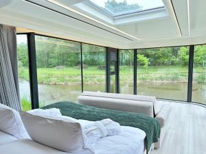 Χώρος καθιστικού στο Pałac Wieniawskich - Luksusowe, Całoroczne Domki Glampingowe Nad Jeziorem, Prywatna Balia, Park 10ha