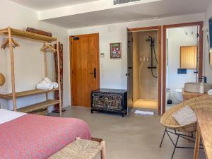 1 dormitorio con 1 cama y baño en Hostal Mar y Sal, en Sant Josep de sa Talaia