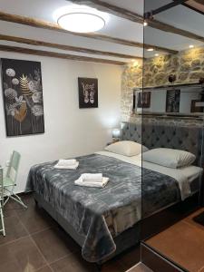 - une chambre avec un lit et une paroi en verre dans l'établissement Tequila Apartments, à Zadar