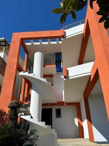 un edificio de color naranja y blanco en Apartments Olga, en Ulcinj