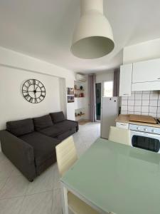 Il comprend une cuisine et un salon avec un canapé. dans l'établissement LA TERRAZZA DI MARTA, à Porto Empedocle