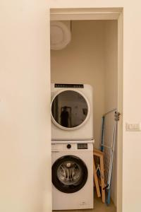 a washer and dryer in a room at Domus Eroi in Rome