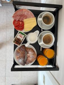 bandeja con diferentes tipos de comida y tazas de café en Light Blue, en Tropea