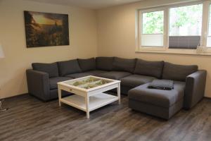 sala de estar con sofá y mesa de centro en REGIOHOTEL Aparthotel Wernigerode en Wernigerode