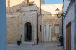 Un callejón con entrada a un edificio de ladrillo en le CASINE di MARUGGIO 4, en Maruggio