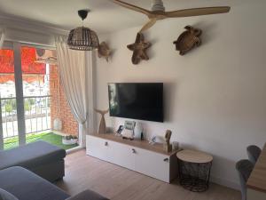 Una sala de estar con un televisor de pantalla plana en una pared. en Vcc Home’s, en Puerto de Mazarrón