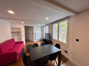 a living room with a red couch and a table at APARTAMENTOS NADA Ó NORTE Centro in Viveiro
