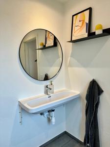 Ellens Have, lejlighed Beate في إيبلتوفت: حمام مع حوض ومرآة