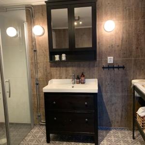 un baño con lavabo y ducha en Utsikten - Ny flott hytte, Privat Badstue, Spabad!, en Torsby 65 fotos más