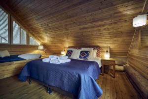 um quarto com uma cama num chalé de madeira em Alder Lodge with Hot-tub em Carlisle