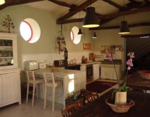 een keuken met een tafel en stoelen in een kamer bij La Madrigata al completo in Revilla de Cepeda