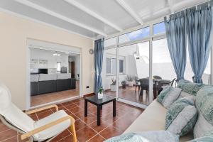 Oleskelutila majoituspaikassa Home2Book Stunning Apartment & Terrace Playa Honda
