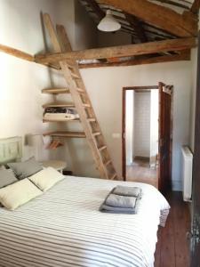 een slaapkamer met een groot bed en een ladder bij La Madrigata al completo in Revilla de Cepeda
